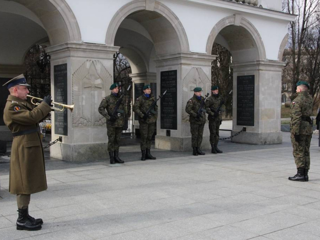 Warszawa: Żołnierze z Zegrza wystawili wartę przed Grobem Nieznanego Żołnierza