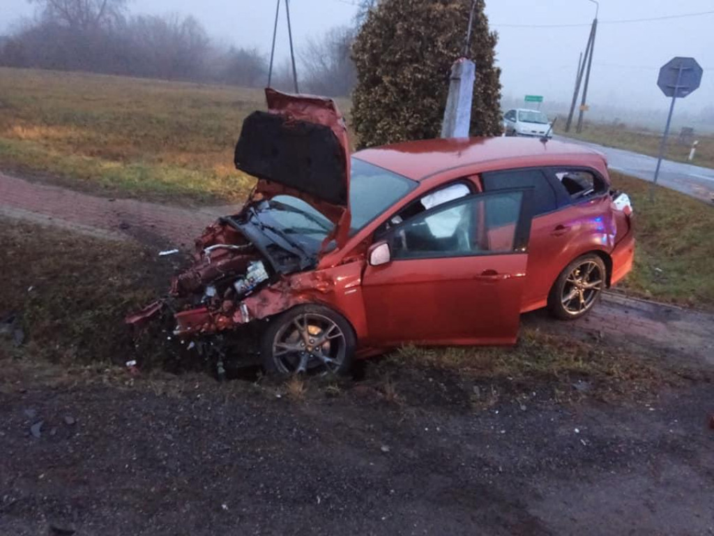 Szadki: Po zderzeniu z auta wypadł silnik. To cud, że nikomu nic się nie stało