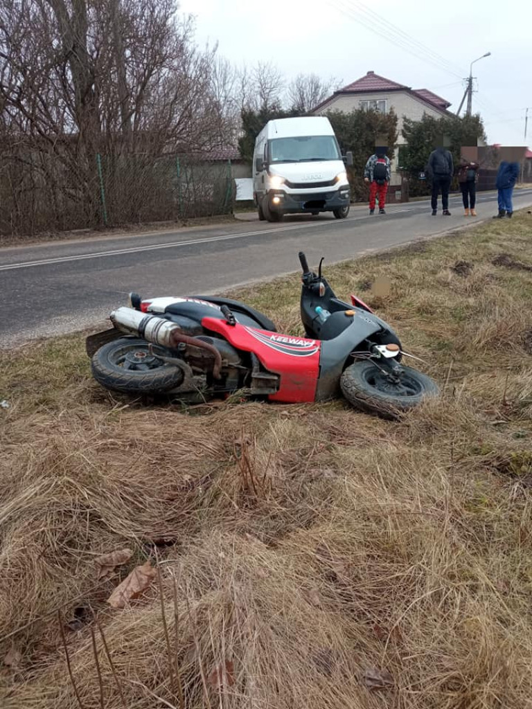 Skuterem uderzył w tył ciężarówki