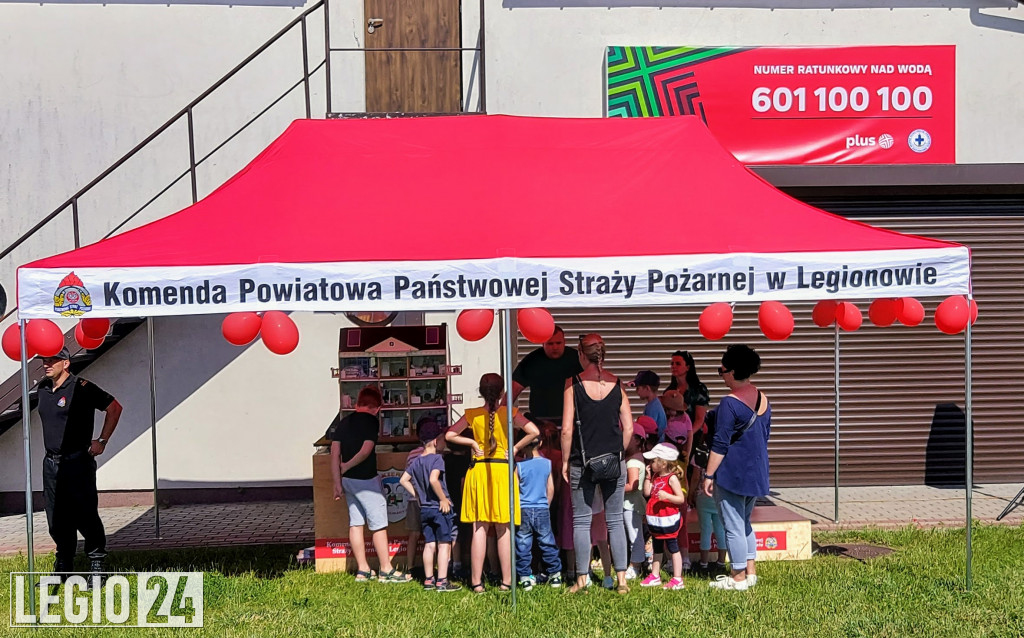 Strażacki piknik dla dzieci w bazie LWOPR-u