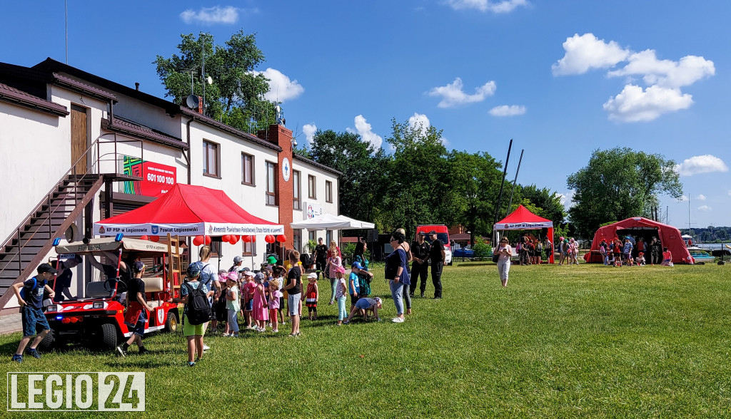 Strażacki piknik dla dzieci w bazie LWOPR-u