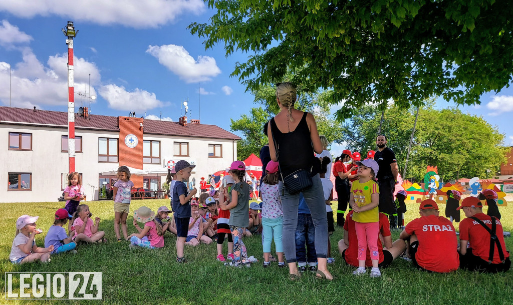 Strażacki piknik dla dzieci w bazie LWOPR-u