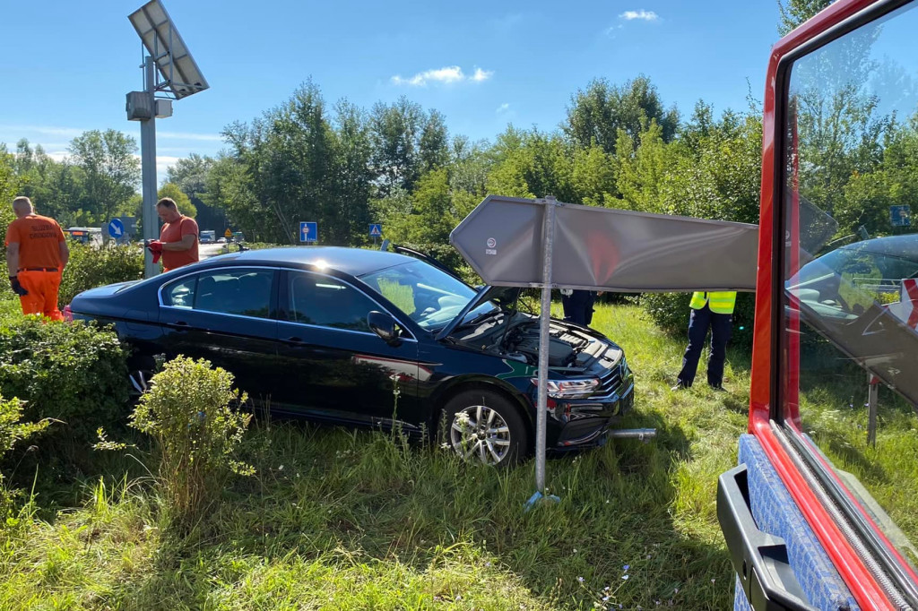 Osobówka staranowała rondo w Zegrzu Południowym