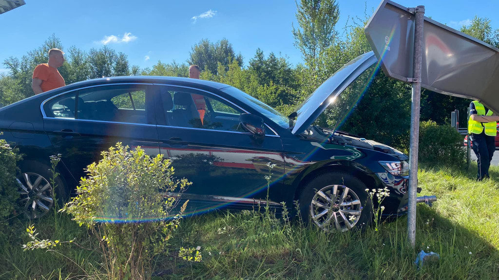 Osobówka staranowała rondo w Zegrzu Południowym