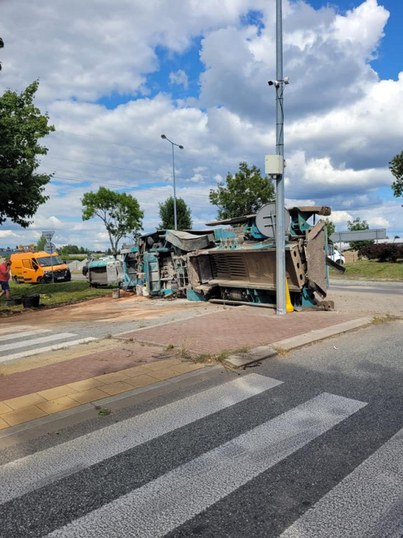 Dębe: Kruszarka do betonu wywróciła się na rondzie