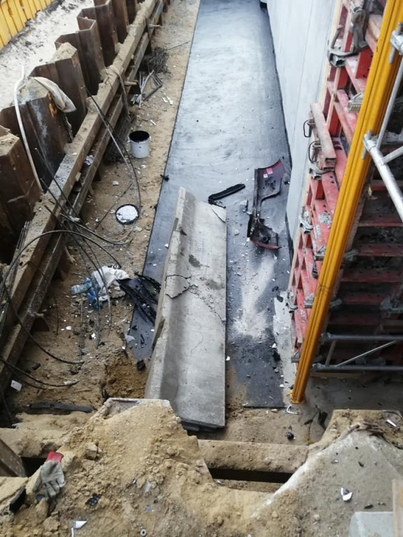Na DK61 osobówka staranowała betonową barierę