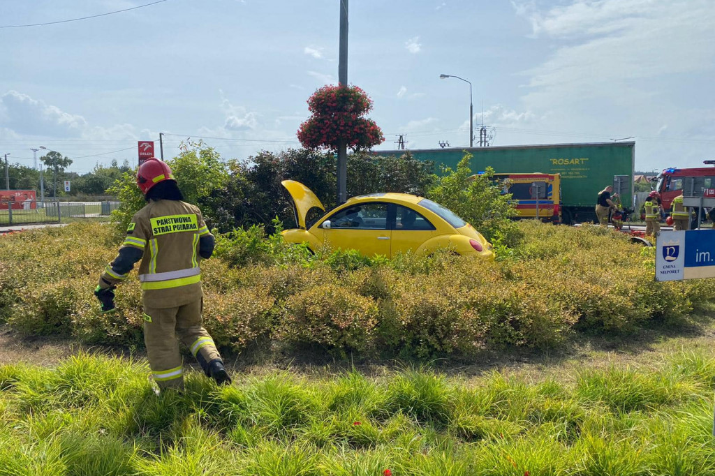 Volkswagenem wjechał w rondo. 70-latek w szpitalu