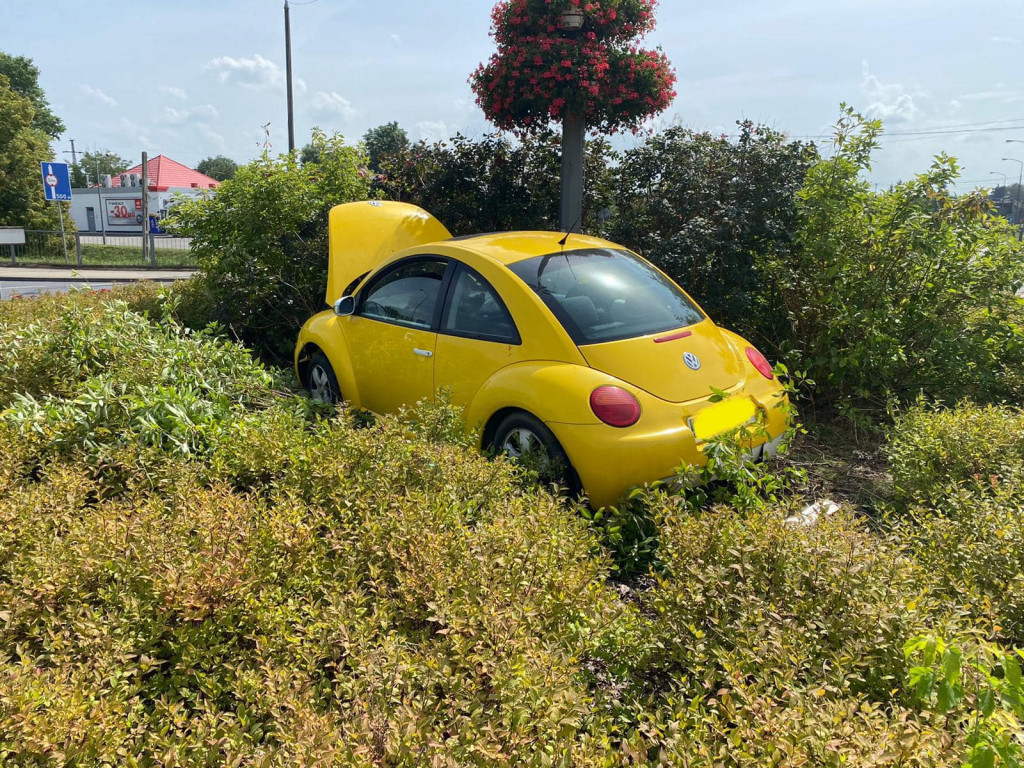 Volkswagenem wjechał w rondo. 70-latek w szpitalu