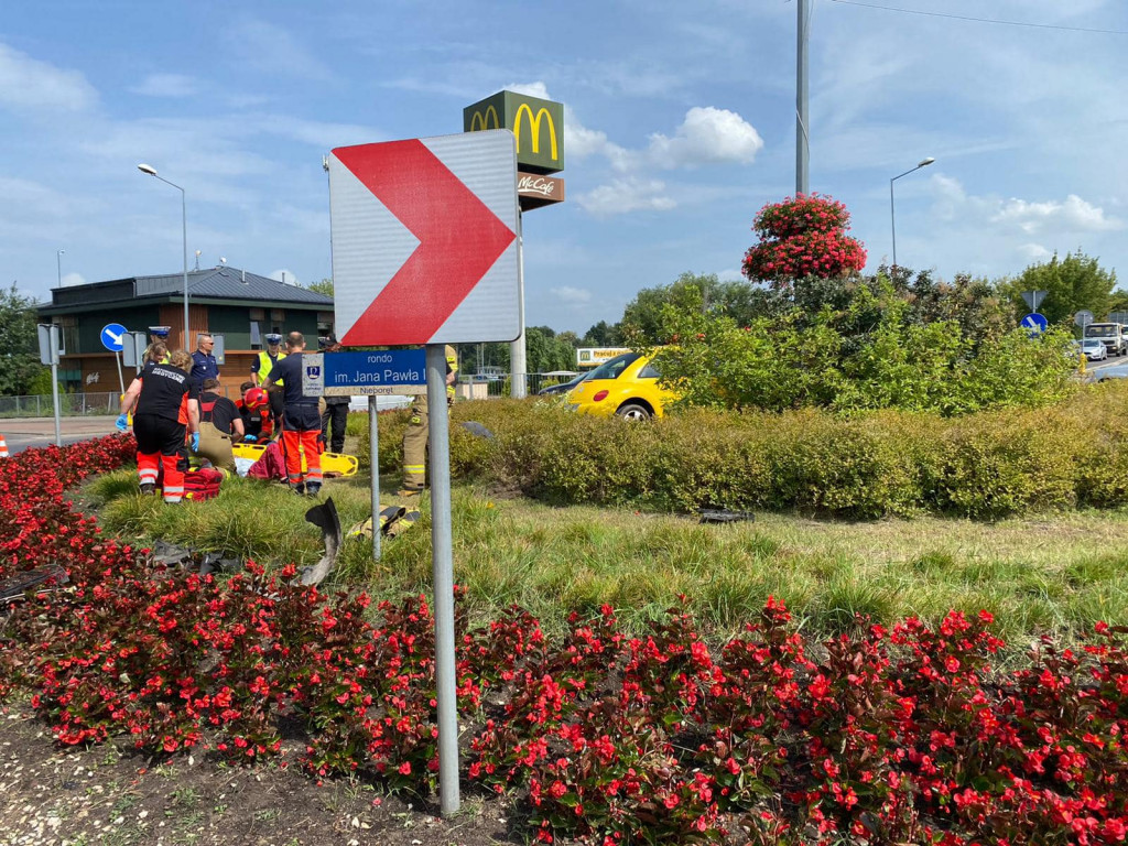 Volkswagenem wjechał w rondo. 70-latek w szpitalu