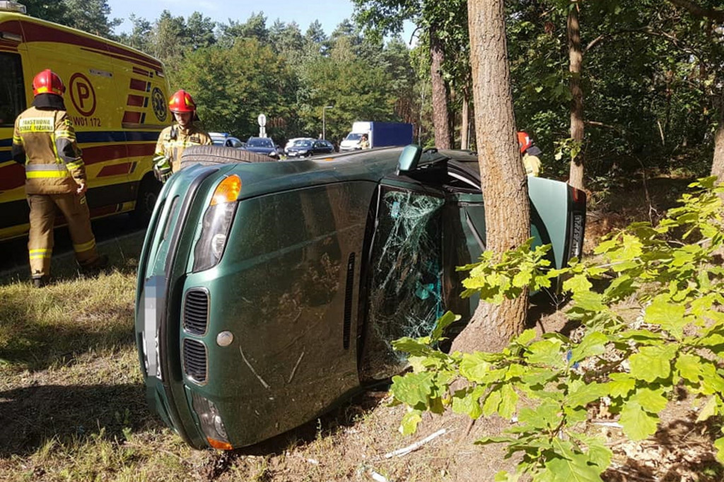 BMW na zakręcie wypadło z drogi i uderzyło w...