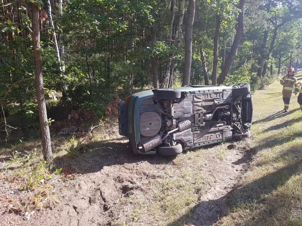 BMW na zakręcie wypadło z drogi i uderzyło w...