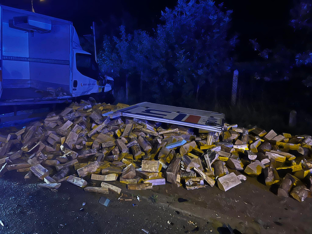Zderzenie osobówki z busem na DK62 w Szadkach