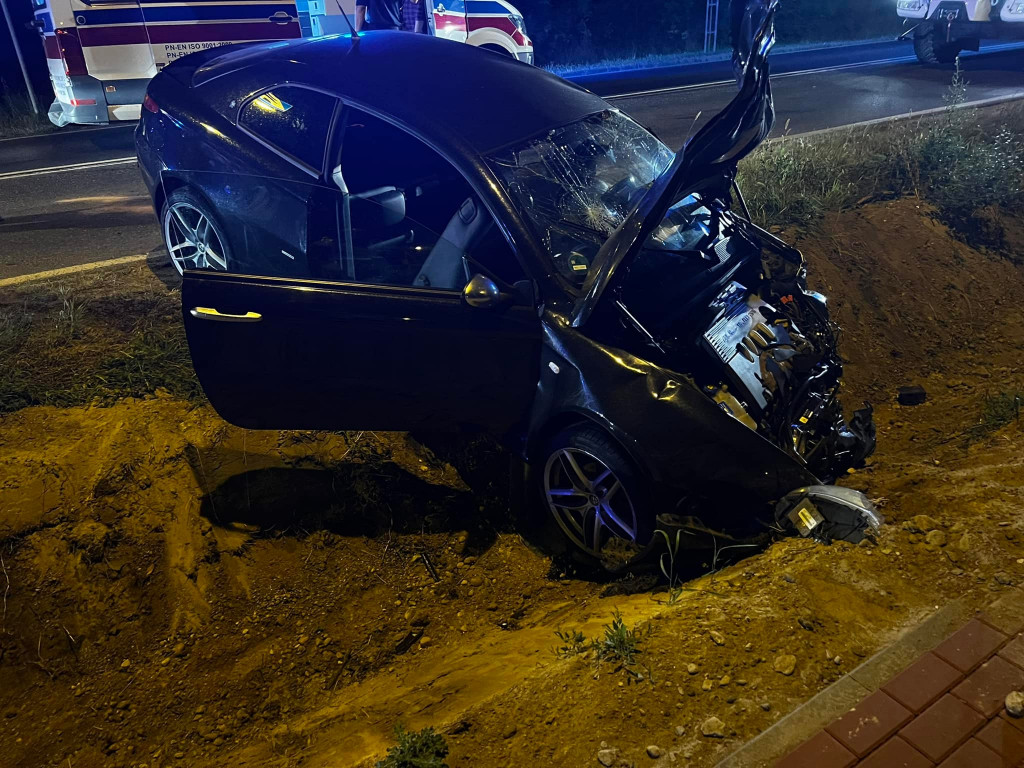 Zderzenie osobówki z busem na DK62 w Szadkach