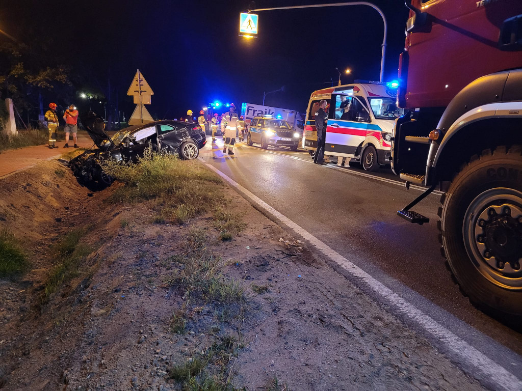 Zderzenie osobówki z busem na DK62 w Szadkach