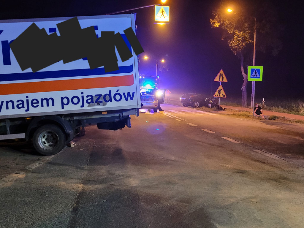 Zderzenie osobówki z busem na DK62 w Szadkach