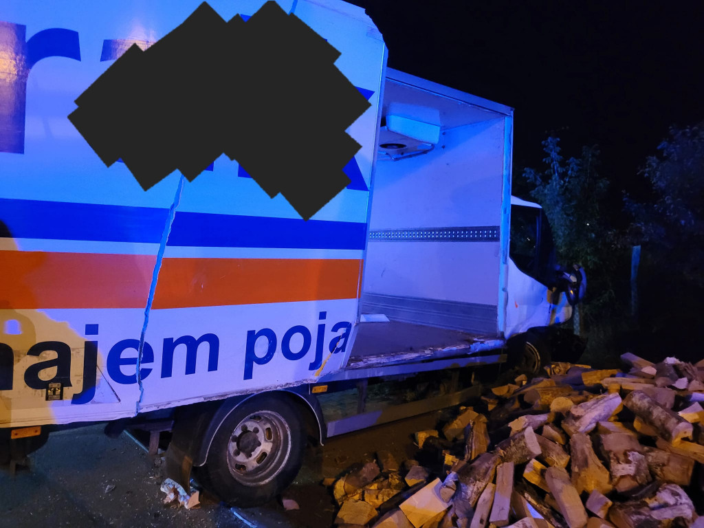 Zderzenie osobówki z busem na DK62 w Szadkach