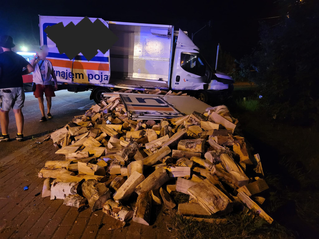 Zderzenie osobówki z busem na DK62 w Szadkach