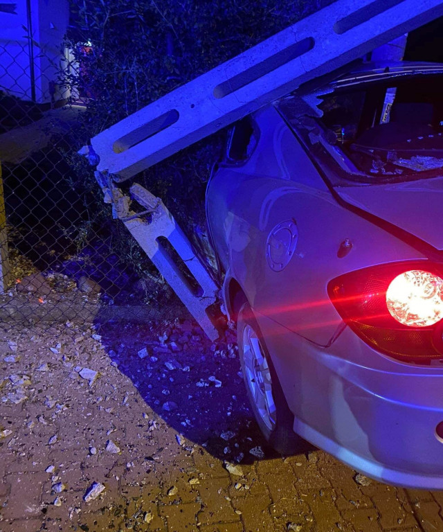 Osobowy hyundai staranował słup telefoniczny