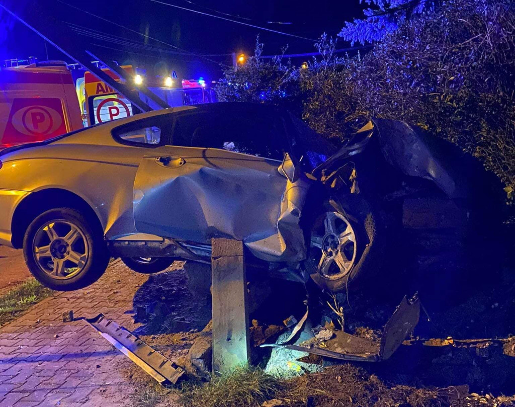 Osobowy hyundai staranował słup telefoniczny