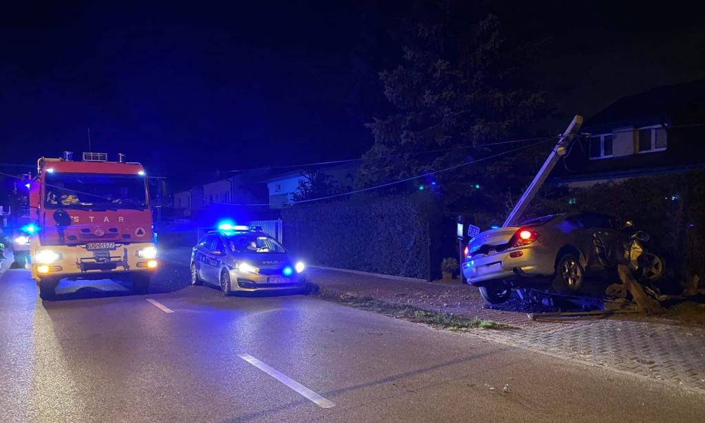 Osobowy hyundai staranował słup telefoniczny