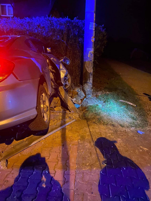 Osobowy hyundai staranował słup telefoniczny