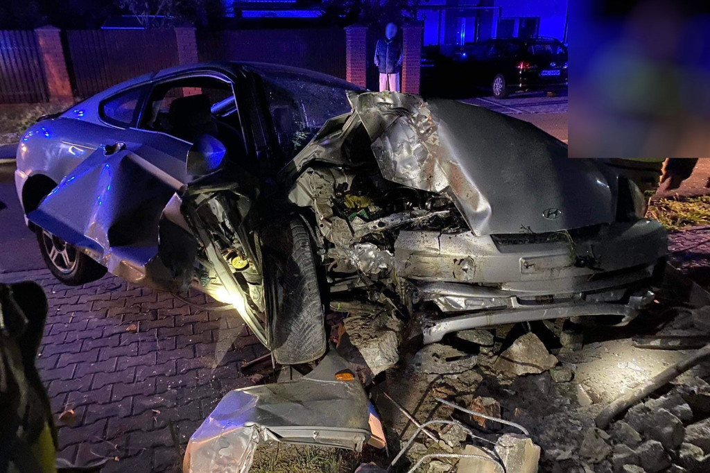 Osobowy hyundai staranował słup telefoniczny