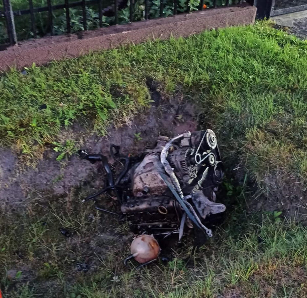 Olszewnica Nowa: Po zderzeniu z auta wypadł silnik