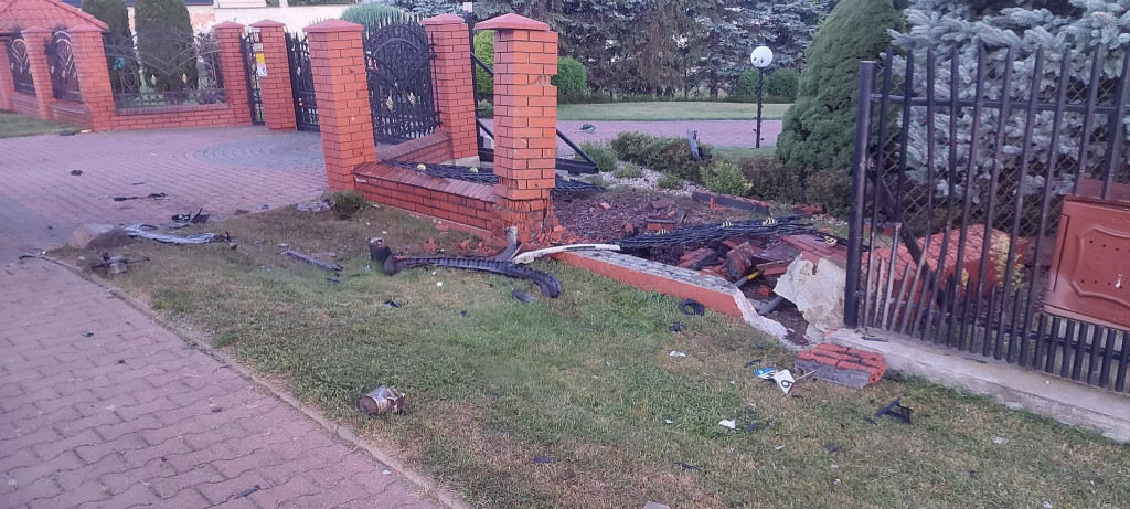 Olszewnica Nowa: Po zderzeniu z auta wypadł silnik