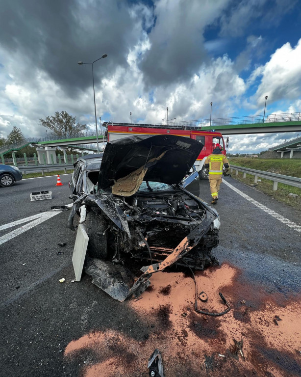 Wpadek na obwodnicy Serocka. Honda uderzyła w...