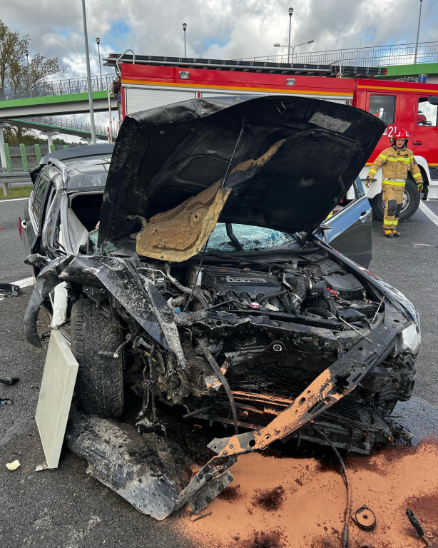 Wpadek na obwodnicy Serocka. Honda uderzyła w...