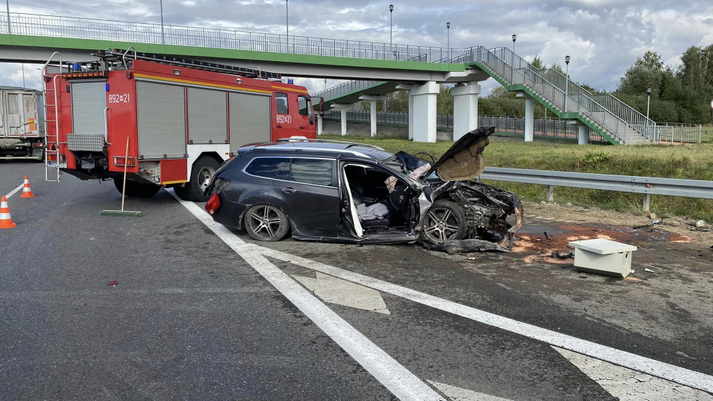 Wpadek na obwodnicy Serocka. Honda uderzyła w...