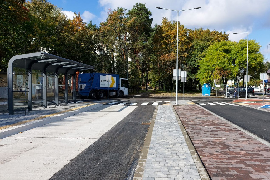 Węzeł przesiadkowy przy Sowińskiego prawie go...