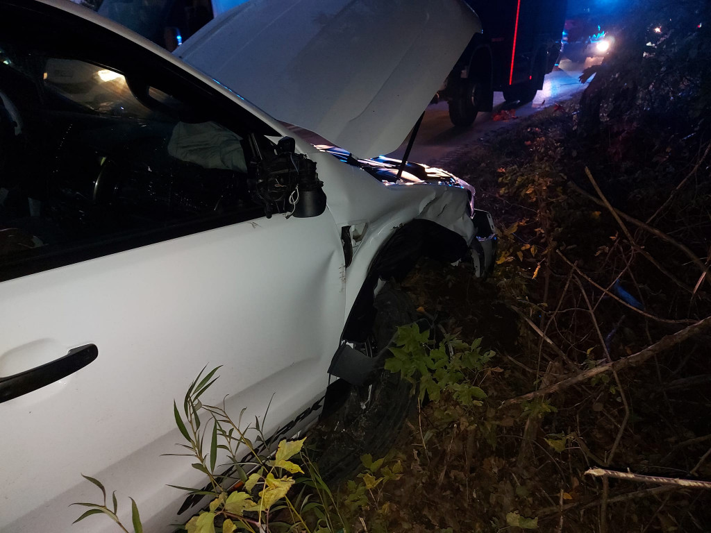 Na Suwalnej w Łajskach ford wjechał w drzewo