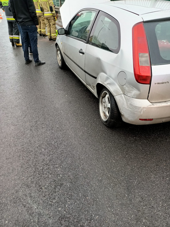 Zderzenie fiata i forda na DK61 w Legionowie