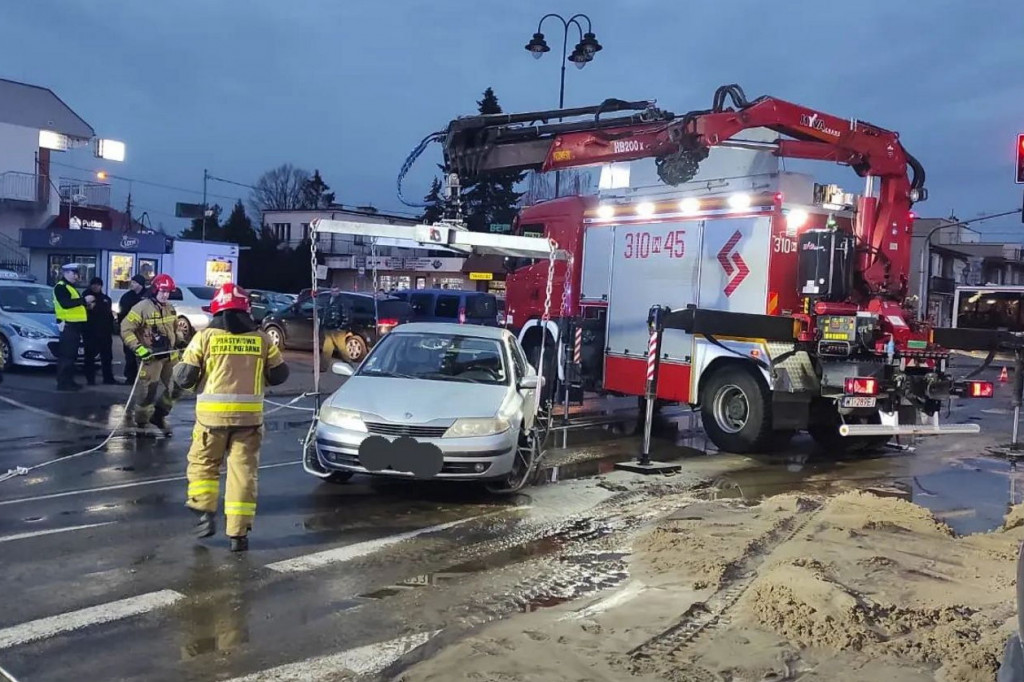 Awaria wodociągu. Pod autem zapadł się chodnik