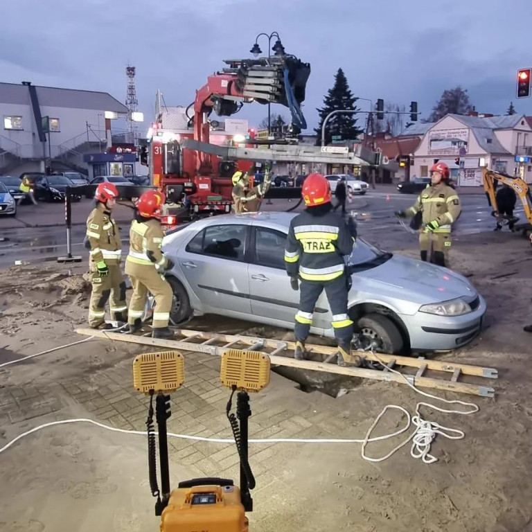 Awaria wodociągu. Pod autem zapadł się chodnik