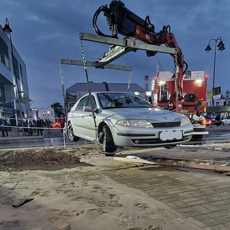 Awaria wodociągu. Pod autem zapadł się chodnik