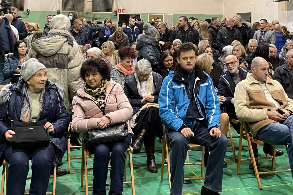 Tłumy na spotkaniu ws stacji przeładunkowej śmieci