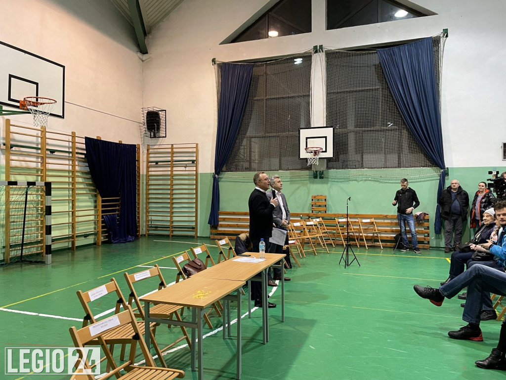Tłumy na spotkaniu ws stacji przeładunkowej śmieci