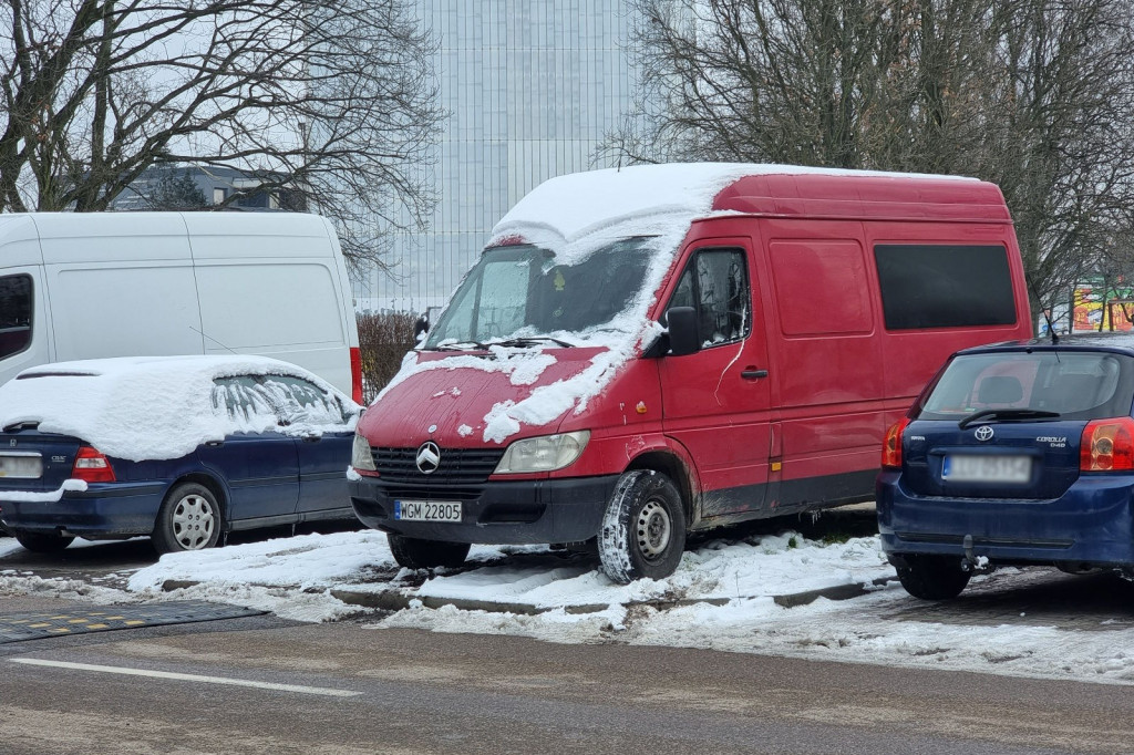 Parkowanie na trawniku normą w Legionowie?
