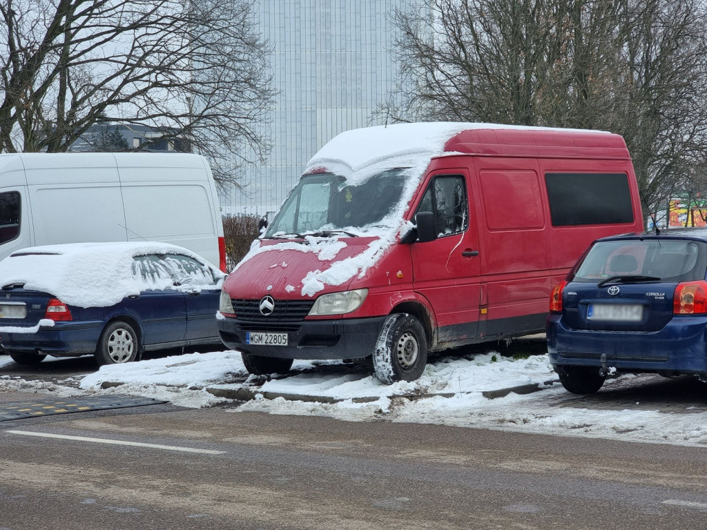 Parkowanie na trawniku normą w Legionowie?