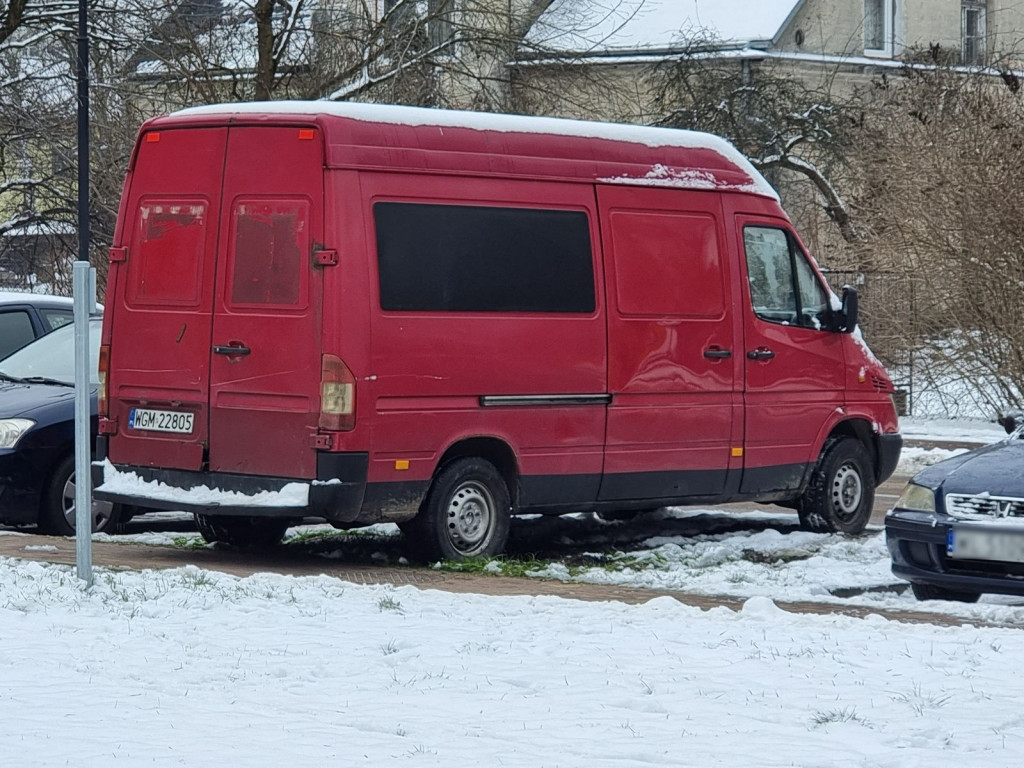 Parkowanie na trawniku normą w Legionowie?