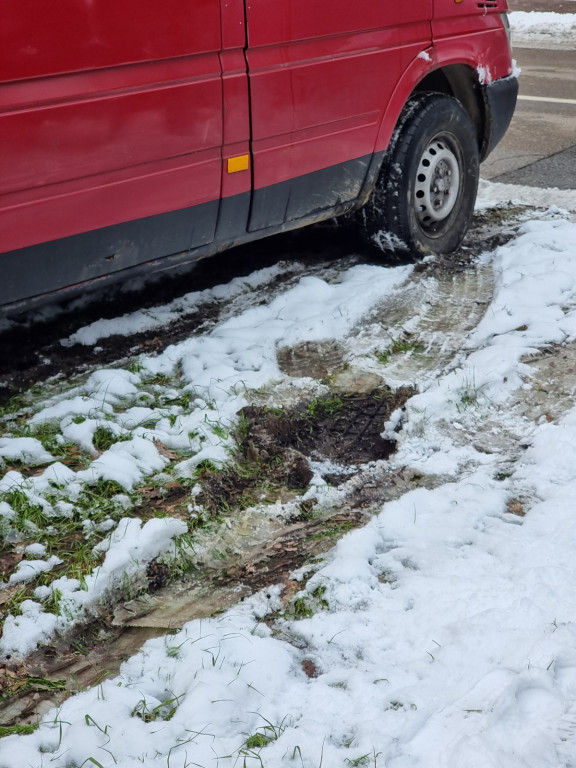 Parkowanie na trawniku normą w Legionowie?
