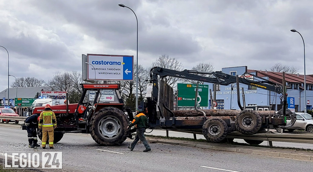 Wypadek w Jabłonnie. Traktorzysta w szpitalu