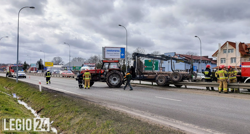 Wypadek w Jabłonnie. Traktorzysta w szpitalu