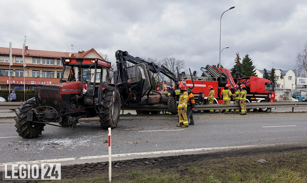 Wypadek w Jabłonnie. Traktorzysta w szpitalu