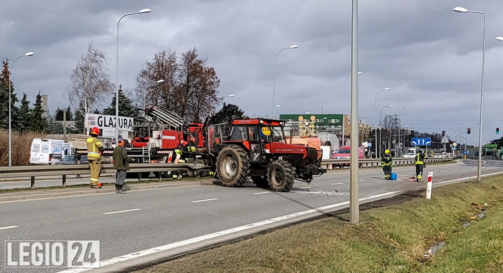 Wypadek w Jabłonnie. Traktorzysta w szpitalu