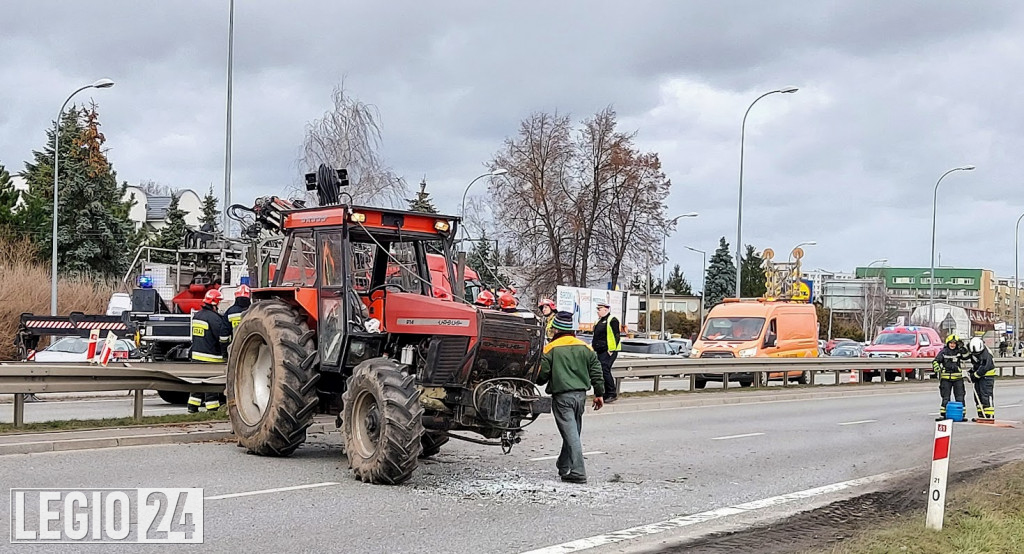 Wypadek w Jabłonnie. Traktorzysta w szpitalu