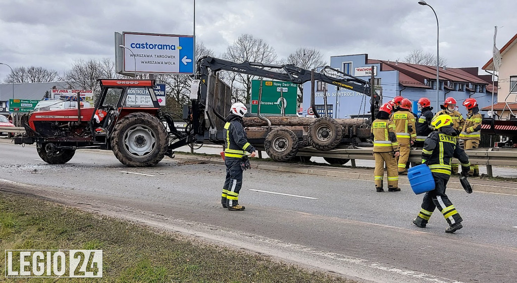 Wypadek w Jabłonnie. Traktorzysta w szpitalu