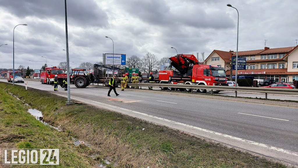 Wypadek w Jabłonnie. Traktorzysta w szpitalu